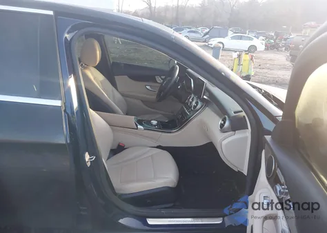 2017 Mercedes-Benz C 300 4Matic z USA, uszkodzony, nr VIN 55SWF4KB8HU207567